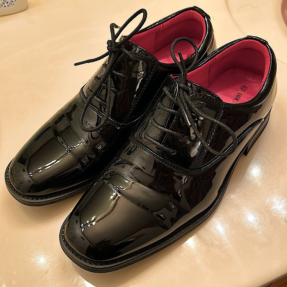 Mens 6.5 Bruno Marc dress shoes.